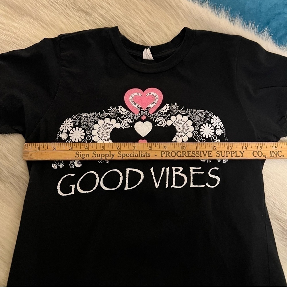 “GOOD VIBES” Black Short Sleeve T-Shirt Elephants Trunk Up Good Luck Hearts - Picture 8 of 9